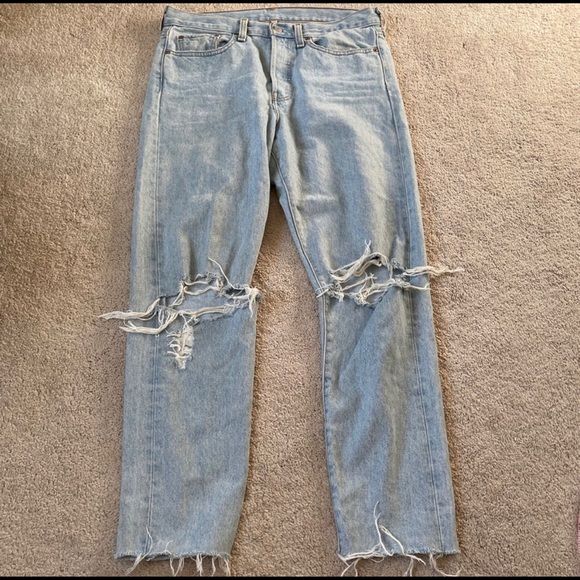 SOLD 🛑 Woman Levis denim jeans distressed - Picture 7 of 8